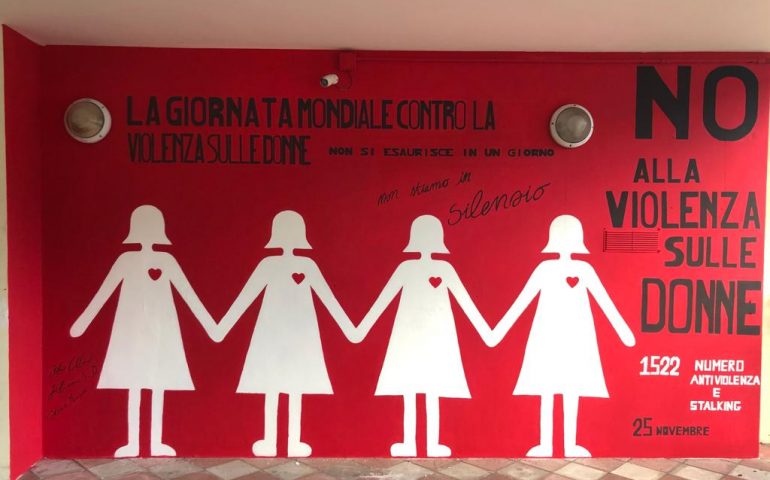 Lanusei, all’ingresso dell’ospedale un murale contro la violenza sulle donne