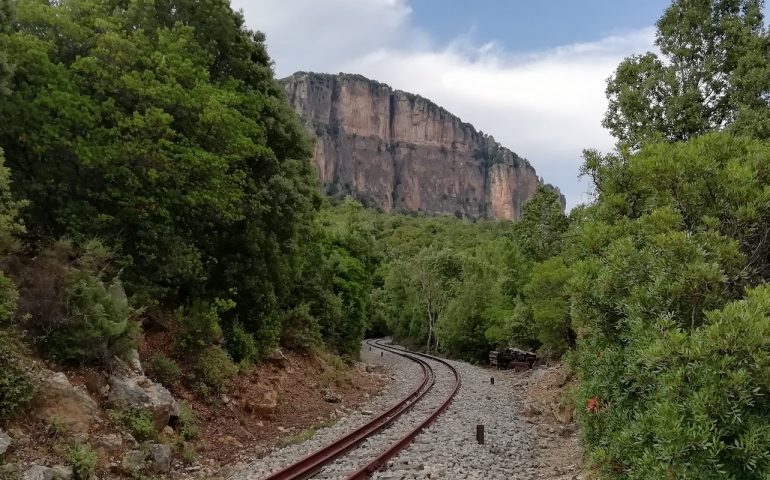 Rapina sulla linea ferroviaria Mandas-Arbatax nel 1893: trenta banditi attaccano un capannone