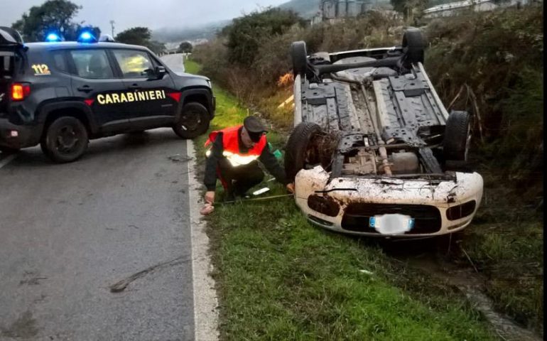 Rubano l’auto al medico e durante la fuga escono fuori strada e finiscono in cunetta. È accaduto a Bortigali