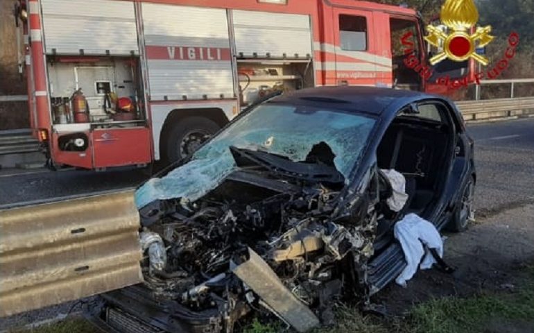 Auto trafitta dal guard rail e giovane imprigionato all’interno dell’abitacolo: il terribile incidente a Macomer