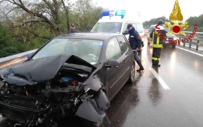 Uomo perde controllo dell’auto e sbatte violentemente contro guard rail. Incidente a Orune