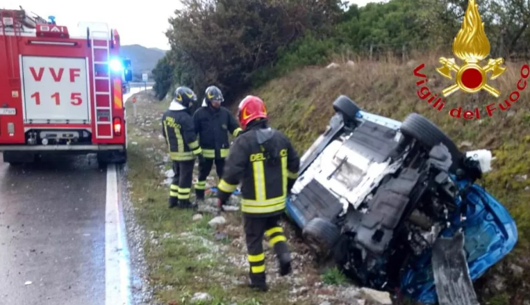 Perde il controllo dell’auto e si schianta in cunetta. Succede a Nuoro