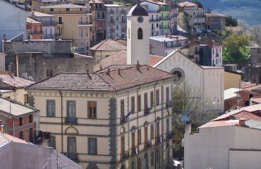 Foto centro di Seui, in particolare municipio e chiesa, dall'alto.