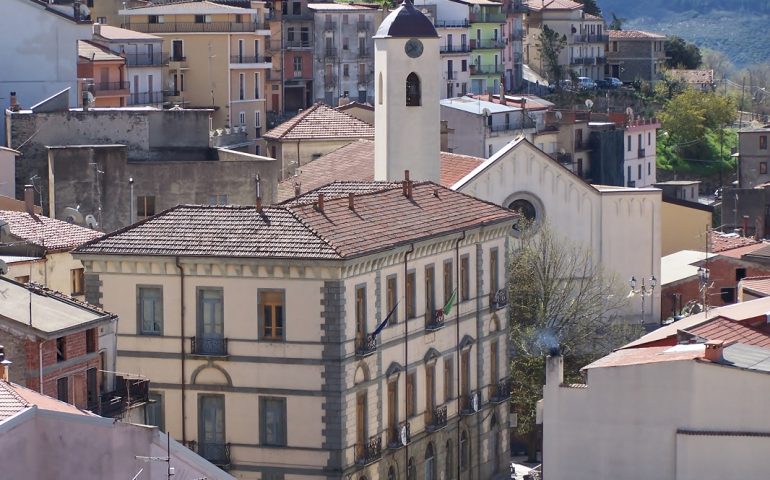 Foto centro di Seui, in particolare municipio e chiesa, dall'alto.