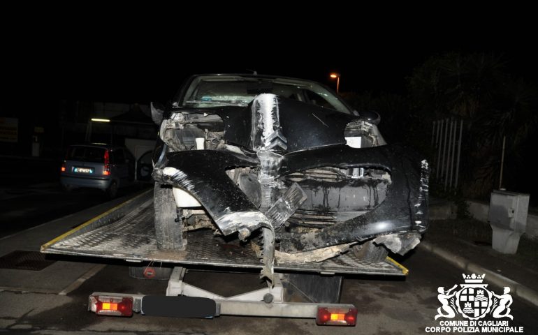 Ubriaco si schianta contro un palo a Cagliari