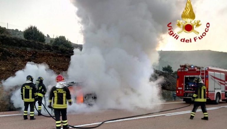 Statale 389. L’auto prende fuoco mentre si recano al lavoro: paura per due operai