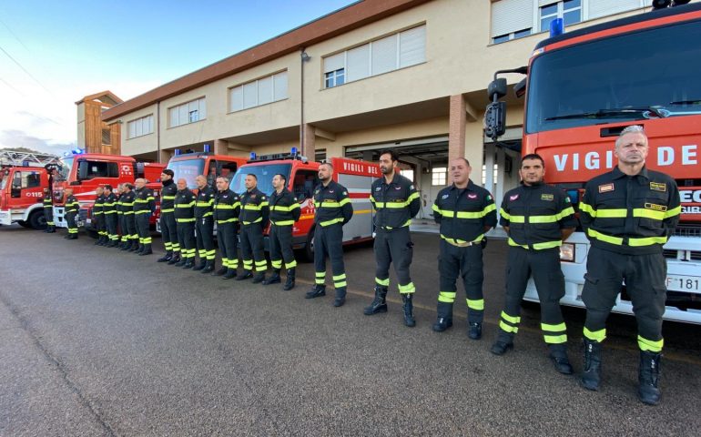 La foto del giorno. I Vigili del fuoco sardi solidali con i tre colleghi morti ieri ad Alessandria