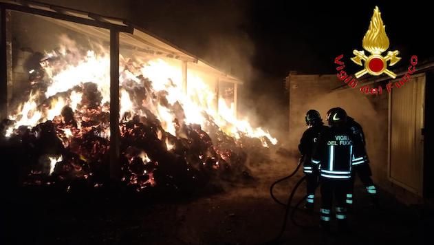 Incendio in un pagliaio: 2000 balle di fieno in fiamme ieri a Fonni