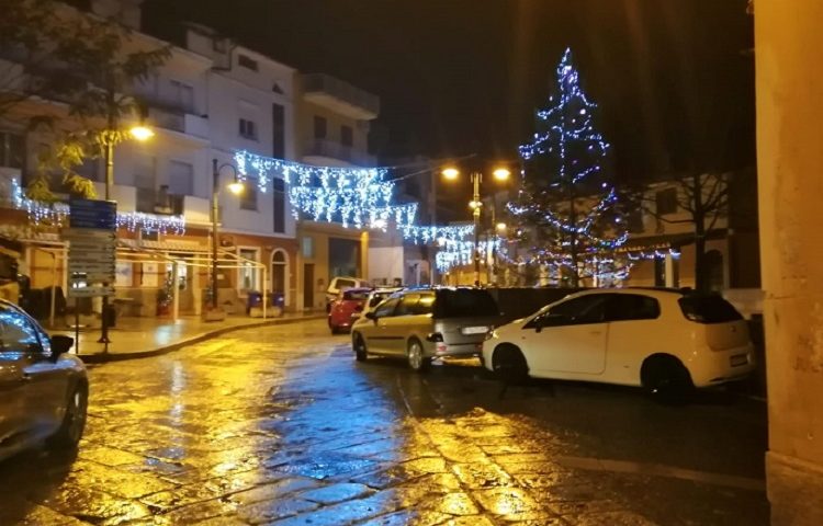 La foto. Villagrande by night: il paese si illumina in vista del Natale