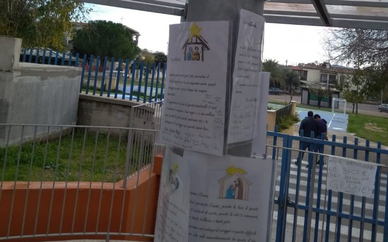 (FOTO) Gli studenti delle medie di Lotzorai accanto alle compaesane malate di cancro: per loro lettere e presepe nel cortile della scuola