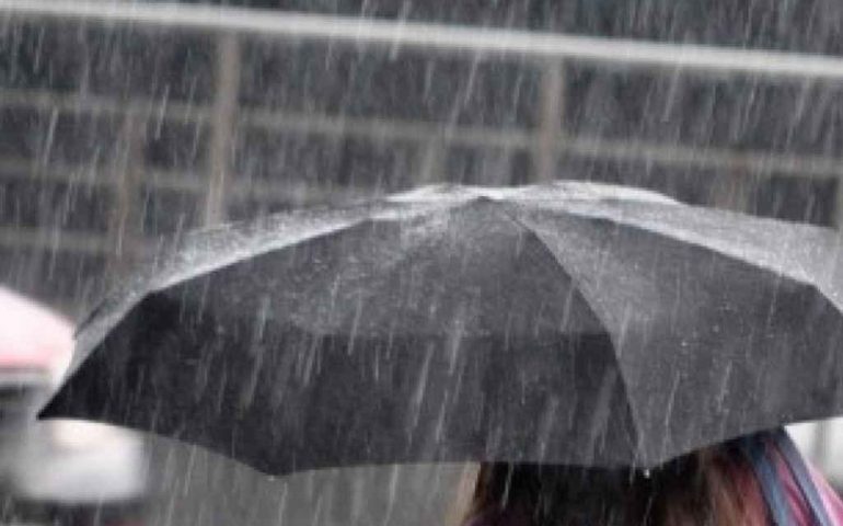 Meteo in peggioramento, forte vento e temporali: nuova allerta fino a domani sera