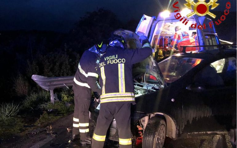 Bottida, scontro tra due auto. Vigili del fuoco al lavoro