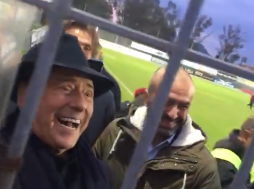 (VIDEO) Berlusconi e il siparietto coi tifosi dopo Olbia-Monza: «Vi devo salutare perché devo andare a p*****e»