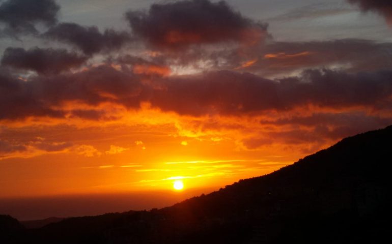 La foto: un’alba ogliastrina, il sole sorge tra le montagne di Lanusei