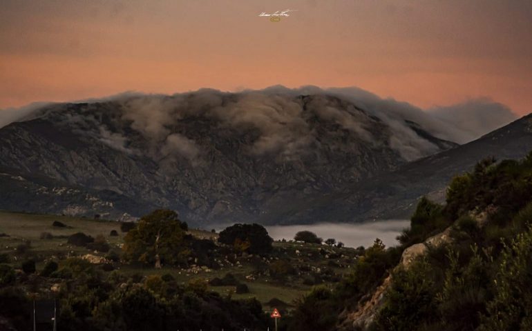 Le foto dei lettori. Una meravigliosa alba sul Gennargentu nello scatto di Cristian Mascia