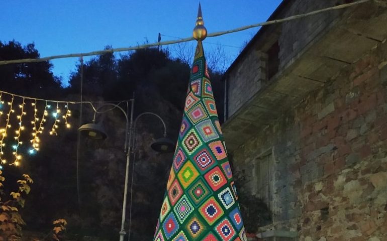 L’albero di Natale più originale d’Ogliastra? Quello realizzato a uncinetto da un gruppo di ragazze di Urzulei