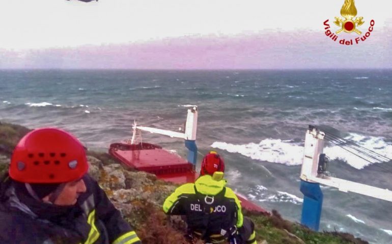 Sant’Antioco, cargo incagliato: il Sindaco parla di “chiazza oleosa” e il mare non si calma