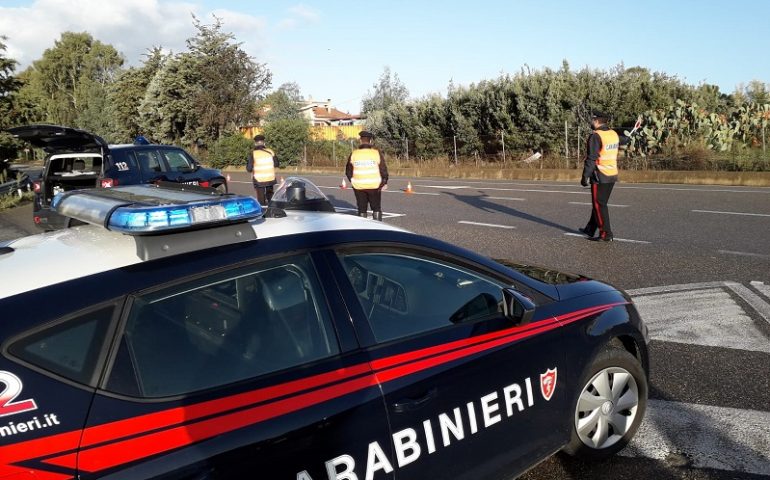 In auto con oggetti atti a offendere e droga: tre cagliaritani denunciati e un 40enne segnalato alla Prefettura di Nuoro