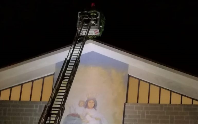 La fotonotizia. I Vigili del fuoco depongono una corona al santuario di Lanusei per l’Immacolata