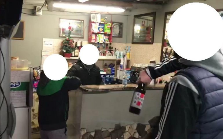Cagliari, video di un 40enne disabile colpito in testa con una bottiglia: 31enne denunciato