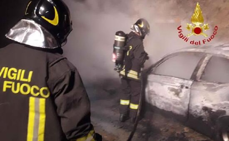 Ollolai, auto in fiamme: il rogo potrebbe avere origine dolosa