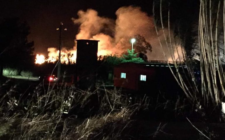 (VIDEO) Tortolì, grosso incendio in corso dietro lo stagno, nella zona industriale