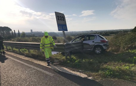 Esce fuori strada e il guard-rail infilza l’auto, muore un 36enne a Sassari