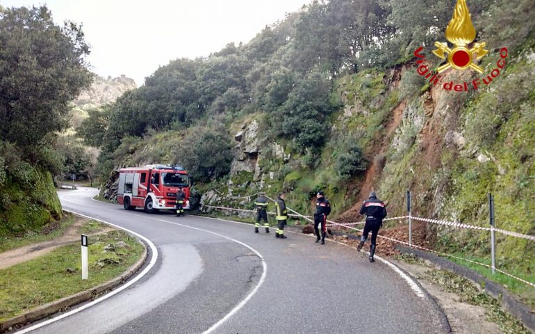 SP 42, massi in bilico a causa del maltempo sul costone: pericolo. Intervenuti i Vigili del fuoco