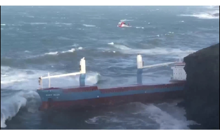 Cargo incagliato a Sant’Antioco: nessuno sversamento in mare, iniziano le procedure di disincaglio
