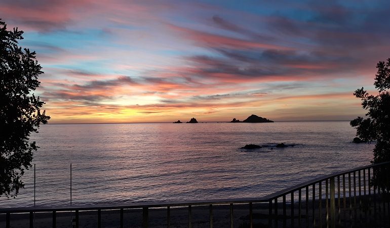 Le foto dei lettori. Un’alba pazzesca a Santa Maria: un cielo magico, dai mille colori