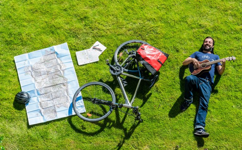 Il musicista Sebastiano Dessanay conclude a Cagliari il suo tour in bici nei 377 comuni della Sardegna