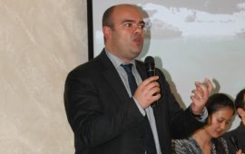 Il sindaco di Lanusei Davide Burchi prende la parola durante un comizio.