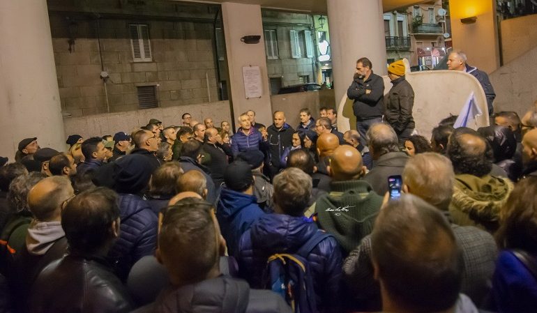 Agenzia Forestas, nuovo sit-in sotto il Consiglio Regionale: «1161 posti di lavoro in bilico»