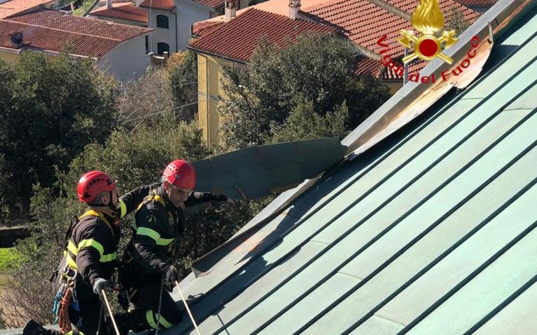 Bitti, il maltempo danneggia il tetto di una chiesa: intervento dei Vigili del fuoco