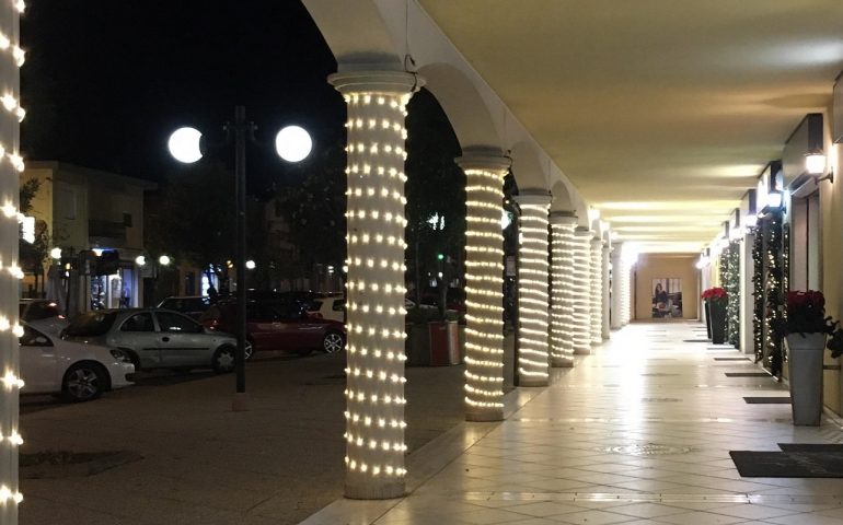 A Tortolì “chi fa da sé fa per tre”. I commercianti a proprie spese illuminano e addobbano la città per Natale