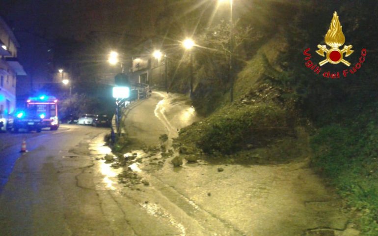 Una frana all’ingresso di Ulassai. Intervengono i Vigili del fuoco per chiudere la strada