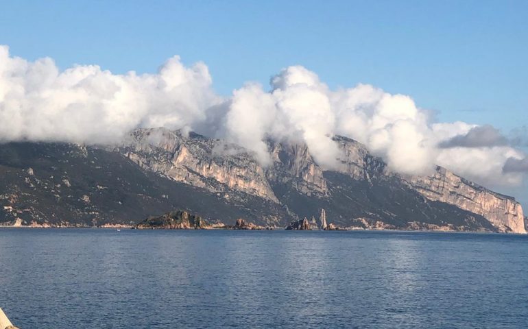 La foto più bella della settimana: Monte Santo incappucciato da soffici nuvole