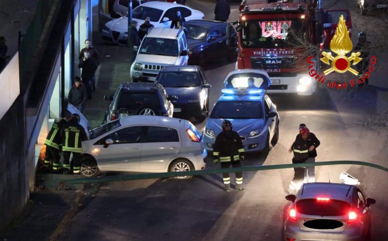 Lanusei, auto va fuori strada e abbatte palo della luce