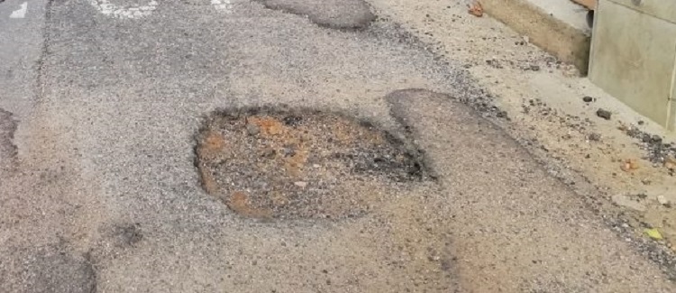 “Adotta una buca”: l’iniziativa nata a Macomer per colpa delle strade trincea