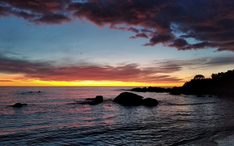 Le foto dei lettori. Avete mai visto un’alba così bella al Lido di Orrì?