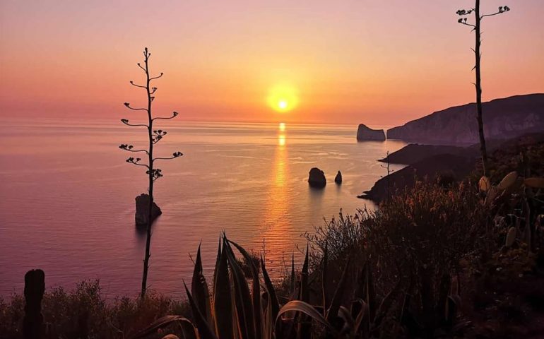 La foto. Tramonto da spettacolo a Masua: un Pan di Zucchero che fa sognare