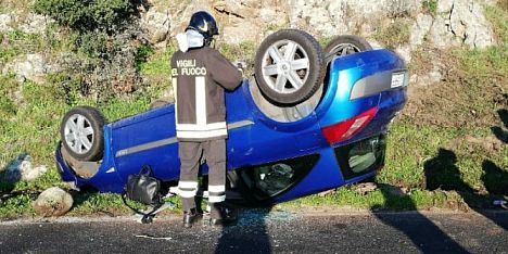 Si ribaltano in curva mentre vanno a Nuoro: gravi due persone