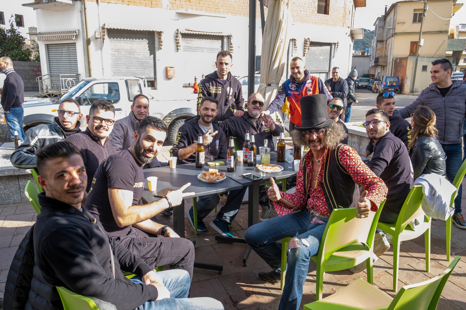 Foto di gruppo dei "Commandos" durante l'esibizione di "Uragano" Vinci a Tertenia.