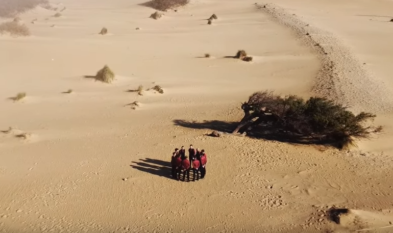 (VIDEO) Il Coro Carrales tra le dune di Piscinas: l’emozionante interpretazione di “Cuore e Vento”