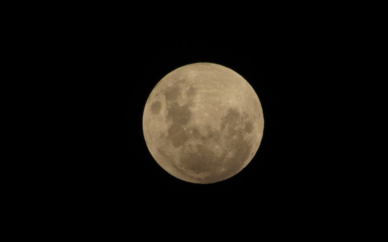 Stasera tutti con il naso all’insù per ammirare la prima eclissi di Luna del 2020