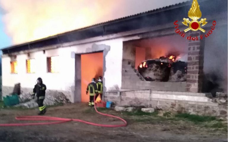 Fiamme in un pagliaio e deposito mezzi agricoli, Vigili del fuoco al lavoro a Oniferi