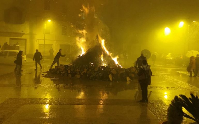 (FOTO) Villagrande, malgrado il maltempo scoppietta il Fogone di San Sebastiano