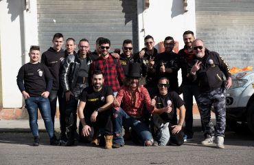 Foto di gruppo del motoclub "Commandos" di Tertenia.