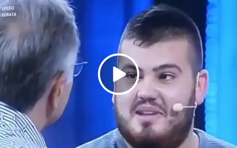 (VIDEO) Concorrente sardo dedica un “frastimo” in versi a Paolo Bonolis