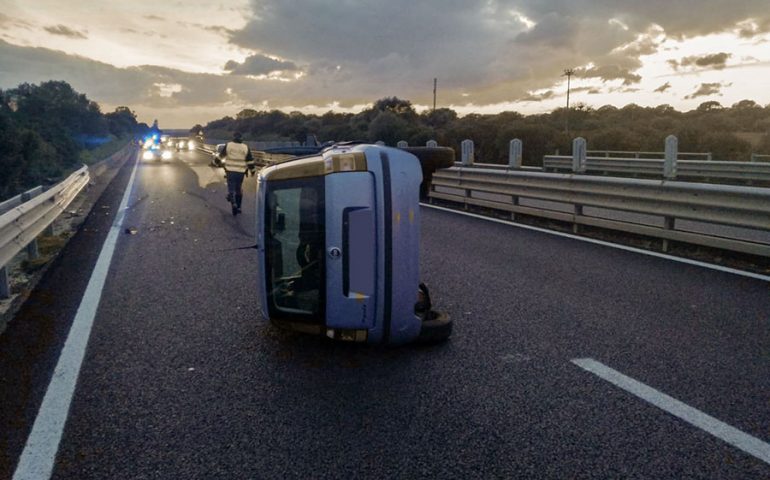 Paulilatino, perdono il controllo dell’auto sulla 131. Due fratelli in ospedale